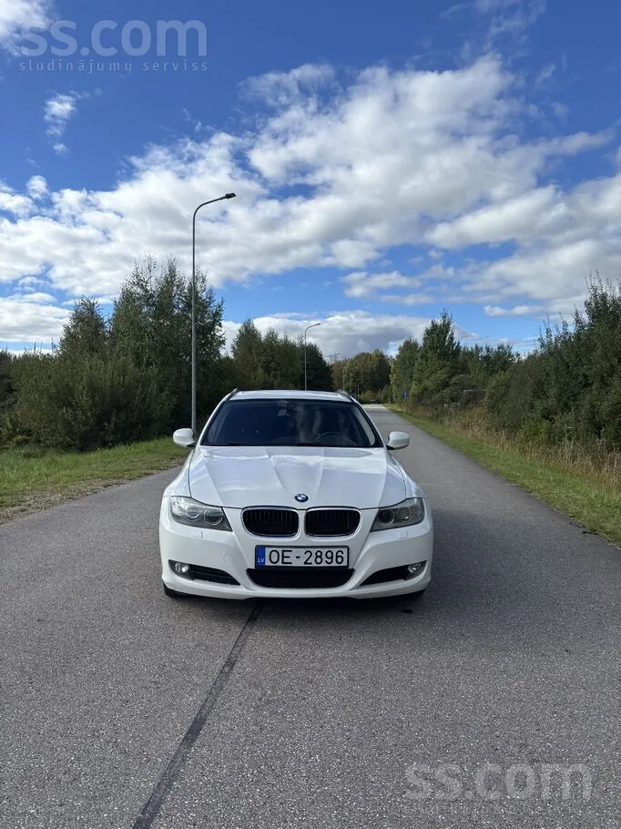 BMW 318 2010 photo 2