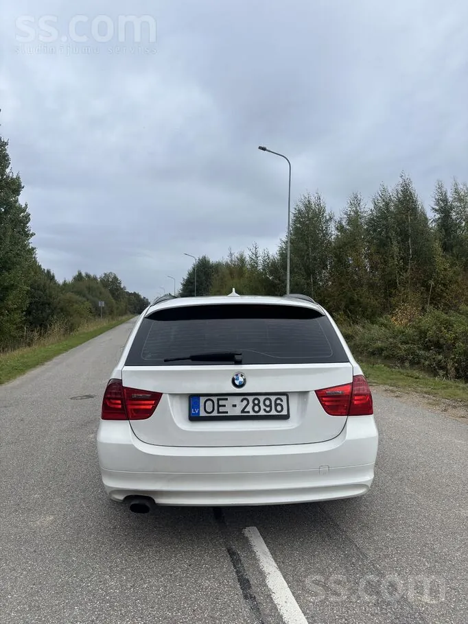 BMW 318 2010 photo 4
