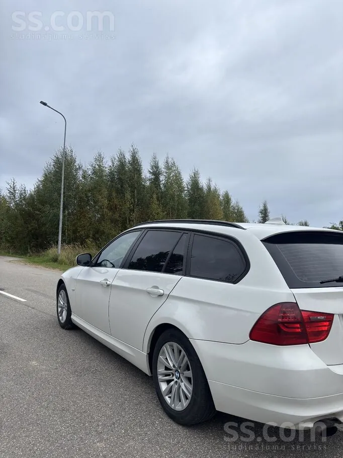 BMW 318 2010 photo 5