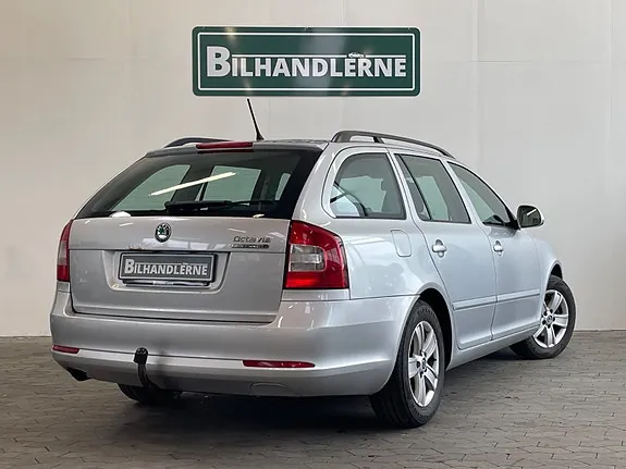 Skoda Octavia 2012 photo 2