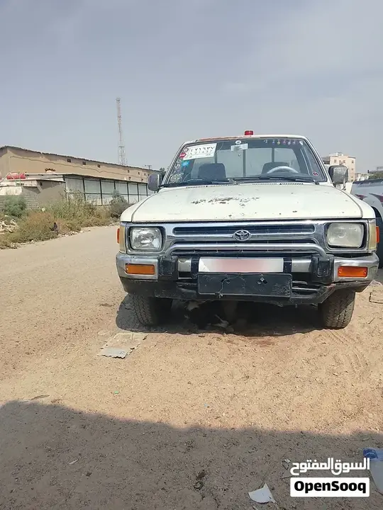 Toyota Hilux 1991 photo 2