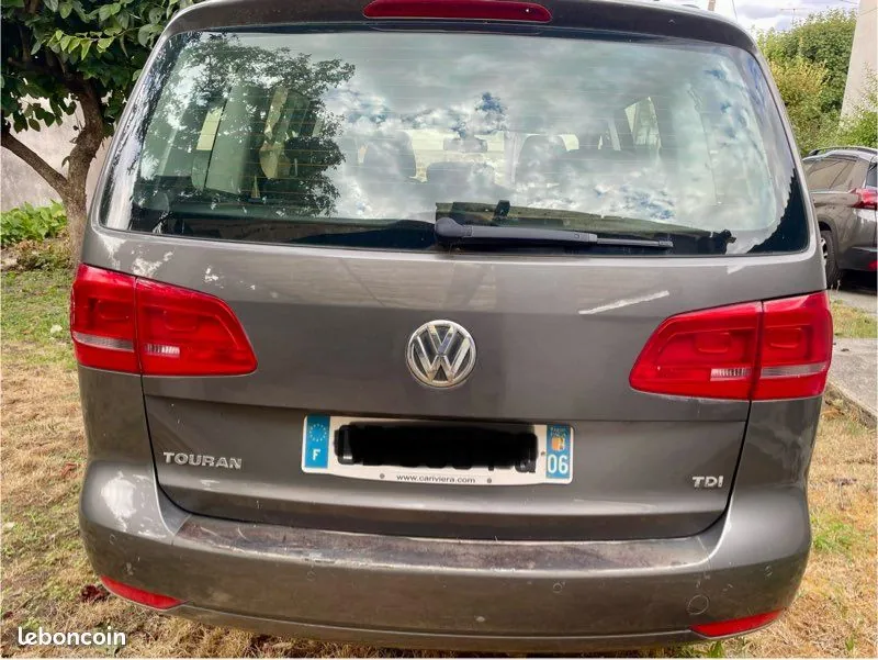 Volkswagen Touran 2012 photo 2