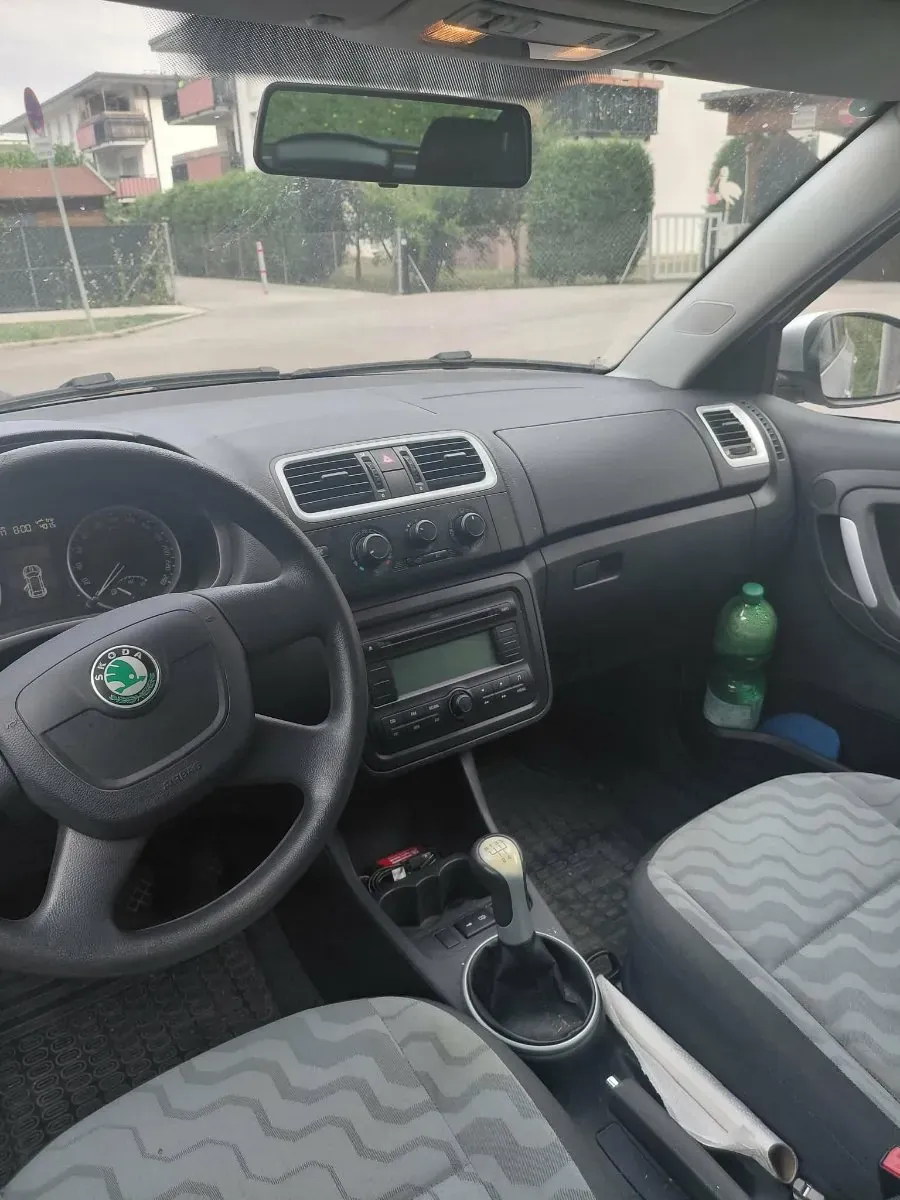 Skoda Fabia 2010 photo 3