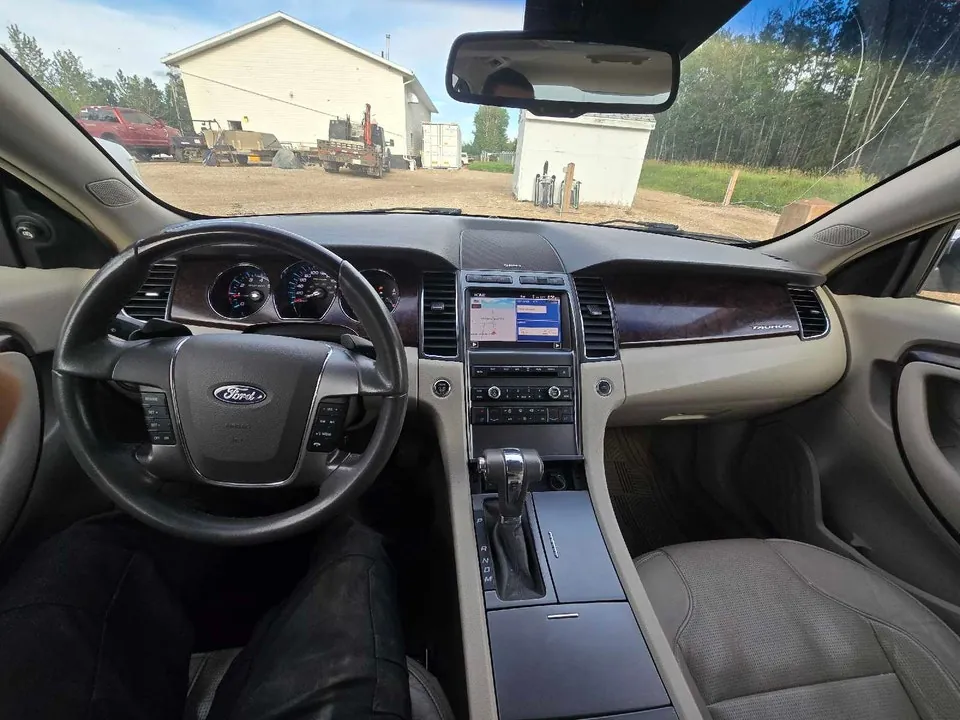 Ford Taurus 2011 photo 2