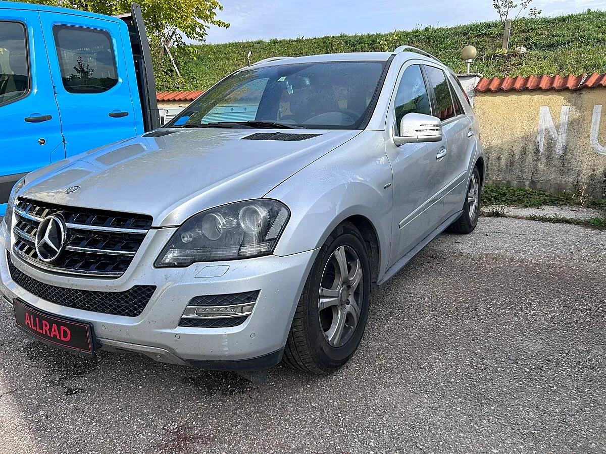 Mercedes-Benz M-Class 2011 photo 3