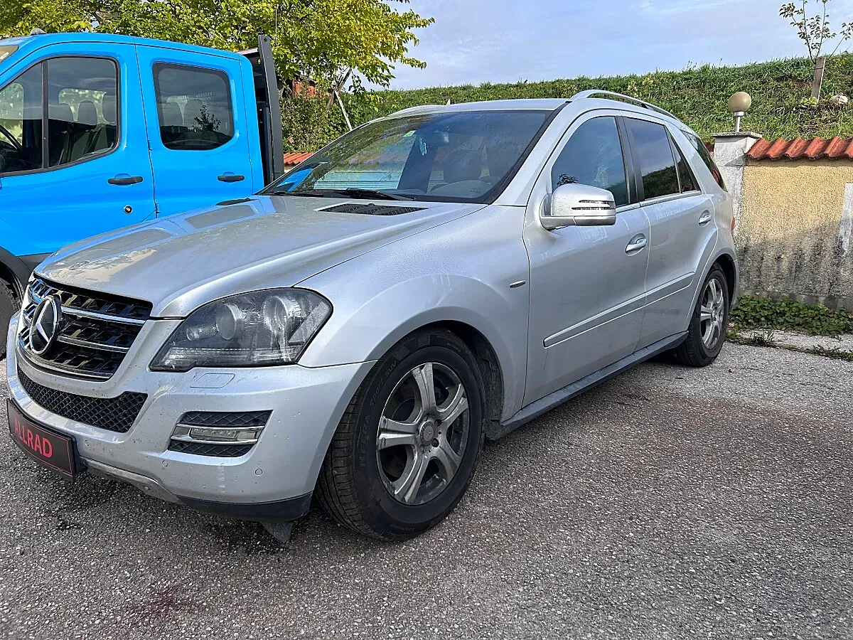 Mercedes-Benz M-Class 2011 photo 2