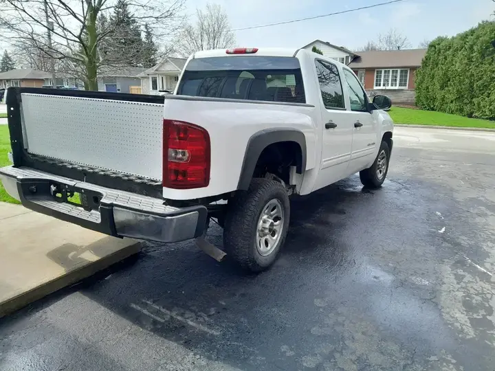 Chevrolet C/K Pickup 1500 2011 photo 3