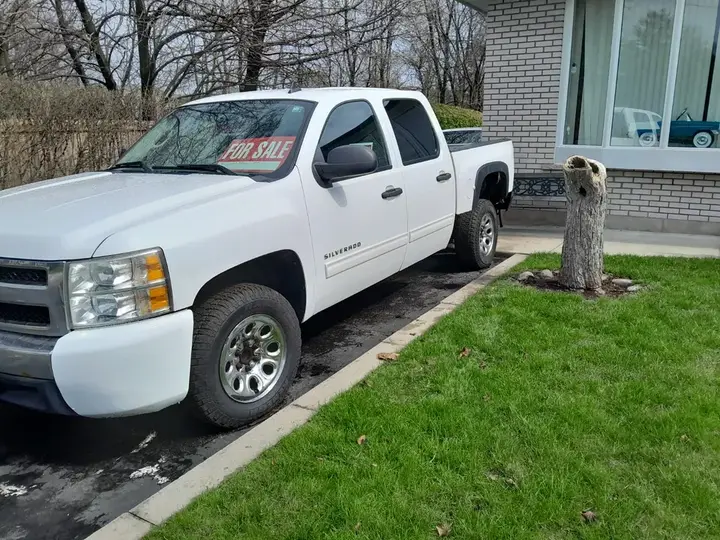 Chevrolet C/K Pickup 1500 2011 photo 2