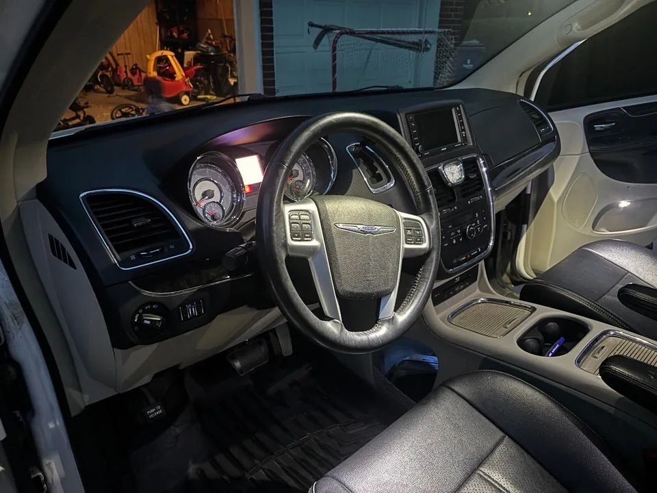 Chrysler Town & Country 2014 photo 5