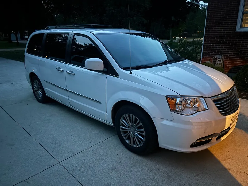 Chrysler Town & Country 2014 photo 2