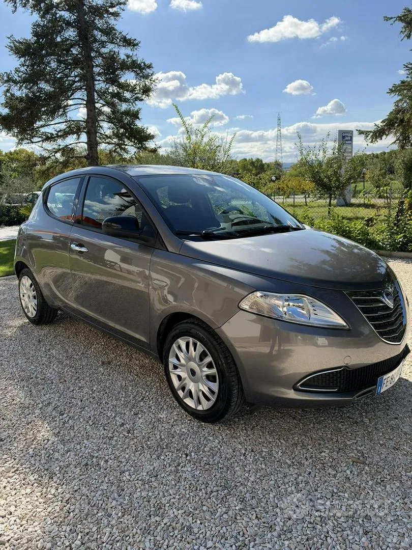 Lancia Ypsilon 2015 photo 2