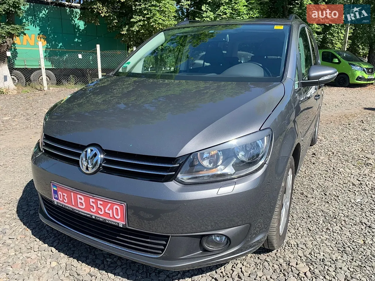 Volkswagen Touran 2011 photo 2