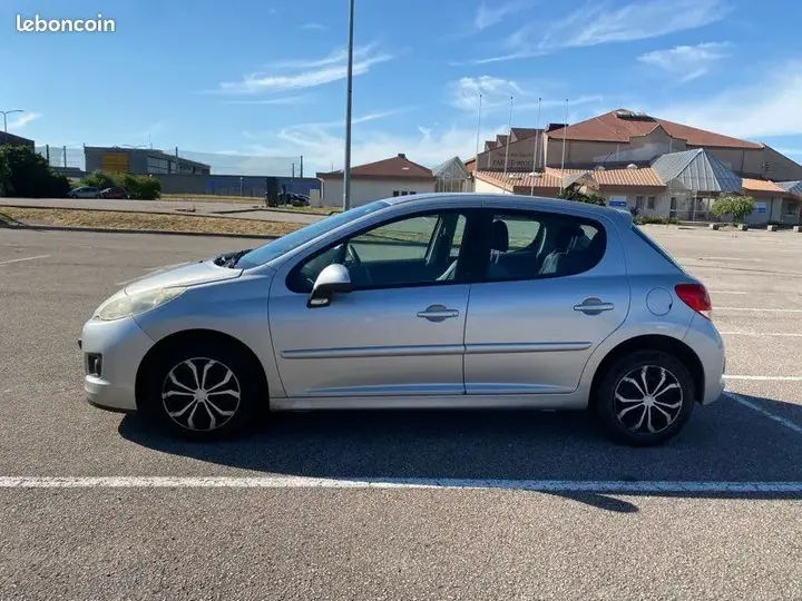 Peugeot 207 2011 photo 2
