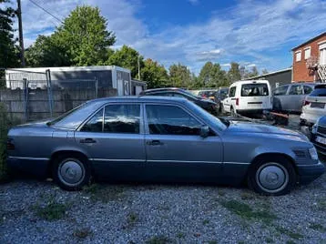 Mercedes-Benz E-Class 1990 photo 2