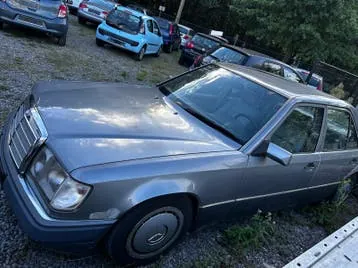 Mercedes-Benz E-Class 1990 photo 3