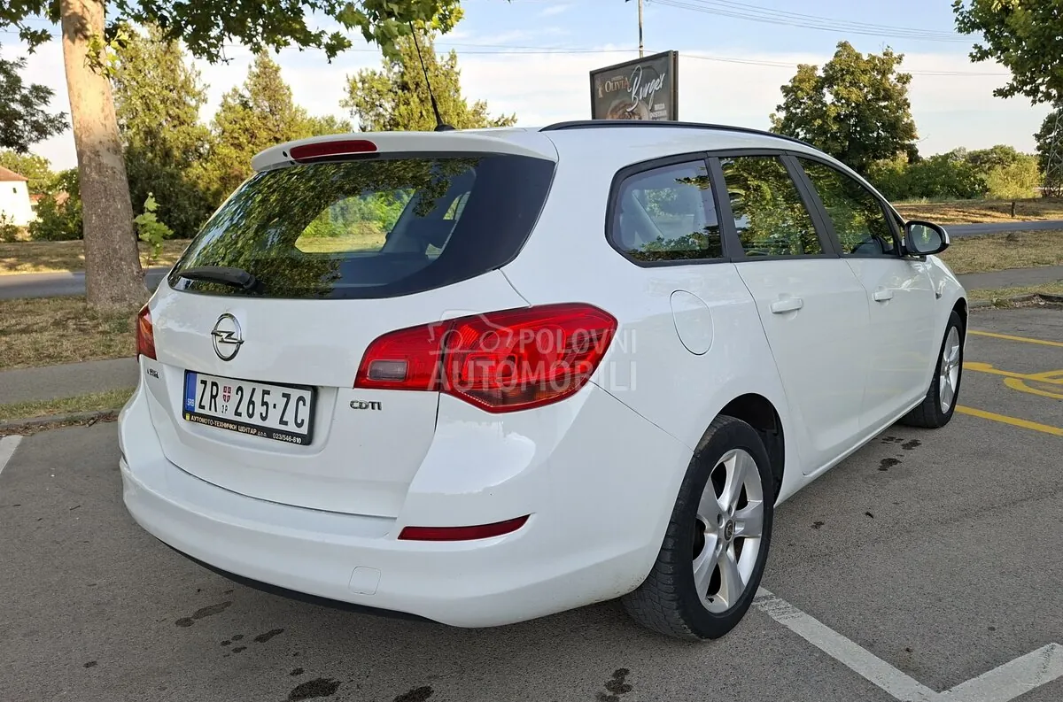 Opel Astra J 2011 photo 5