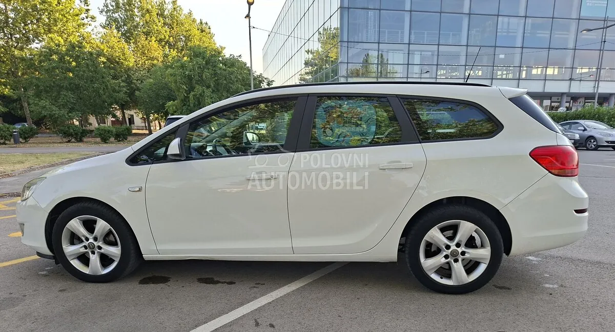 Opel Astra J 2011 photo 2