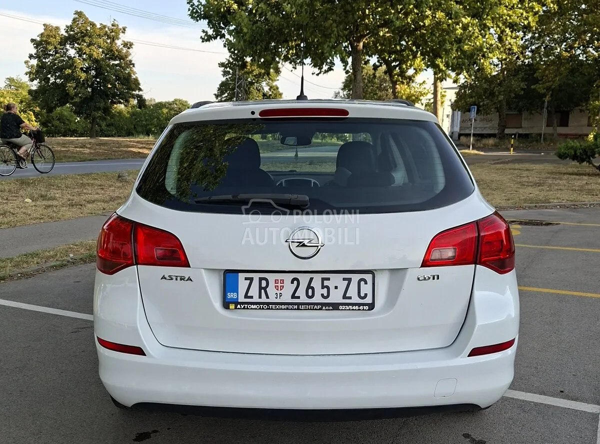 Opel Astra J 2011 photo 4