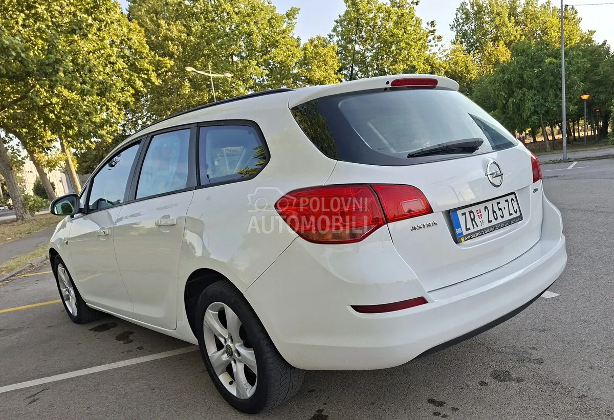 Opel Astra J 2011 photo 3