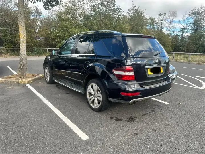 Mercedes-Benz M-Class 2011 photo 2