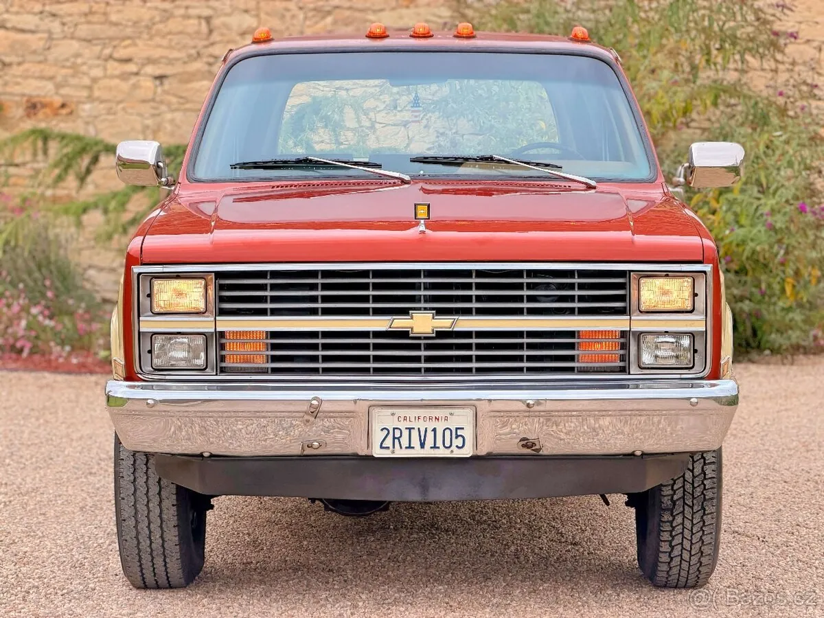 Chevrolet Suburban 1983 photo 2