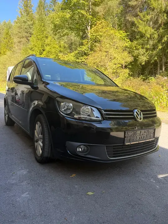 Volkswagen Touran 2011 photo 2