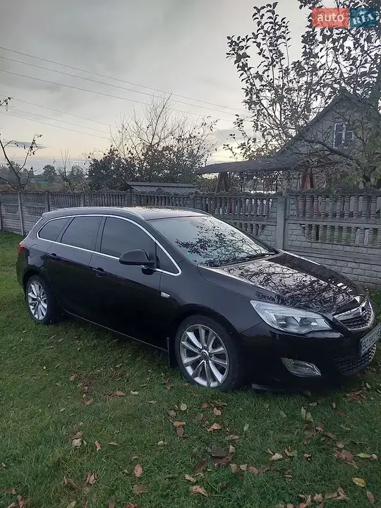 Opel Astra 2011 photo 2