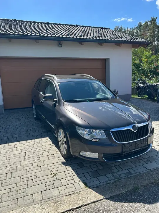 Skoda Superb Combi 2011 photo 2
