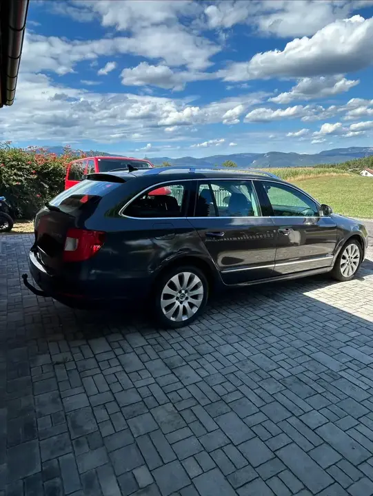 Skoda Superb Combi 2011 photo 3