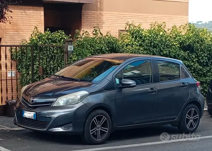 Toyota Yaris 2013 photo 2