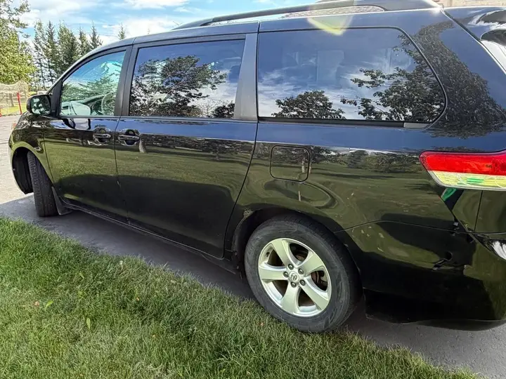 Toyota Sienna 2011 photo 3