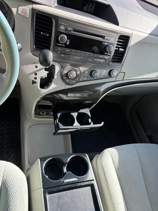 Toyota Sienna 2011 photo 4