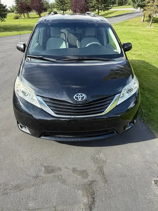 Toyota Sienna 2011 photo 2