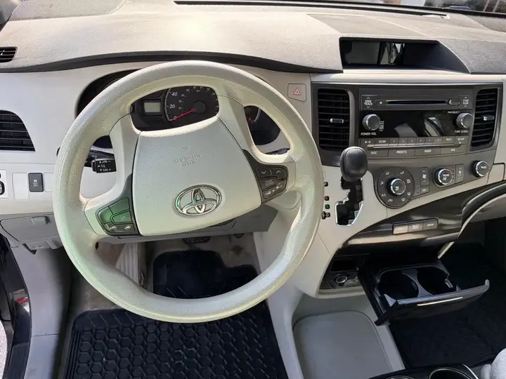 Toyota Sienna 2011 photo 5