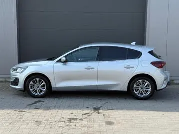 Ford Focus 2024 photo 2