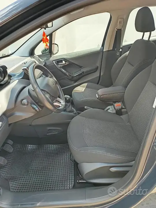 Peugeot 208 2018 photo 2