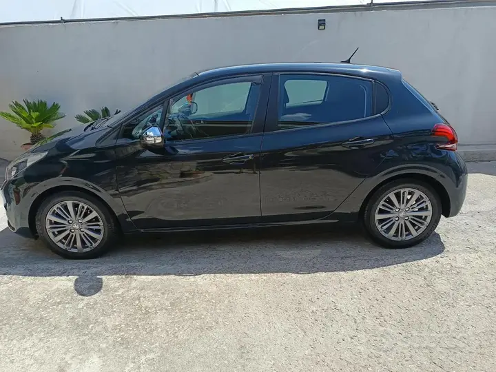 Peugeot 208 2018 photo 3