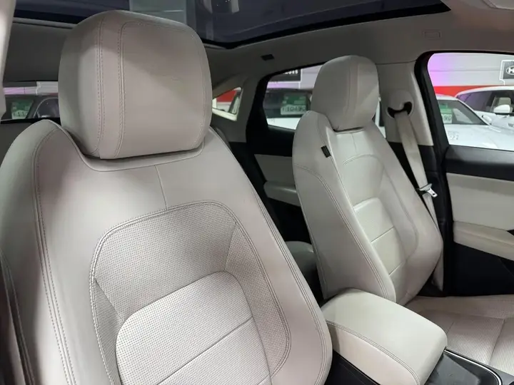 Jaguar E-Pace 2018 photo 2
