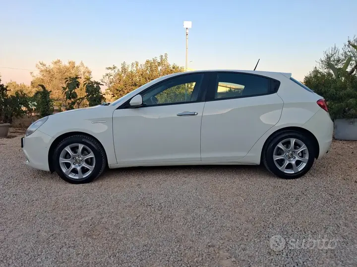 Alfa Romeo Giulietta 2011 photo 5