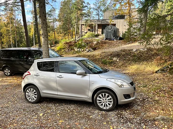 Suzuki Swift 2011 photo 2