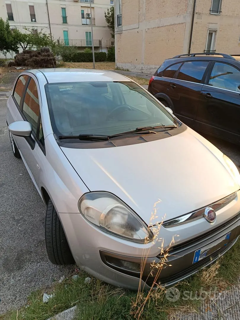 Fiat Grande Punto 2011 photo 2