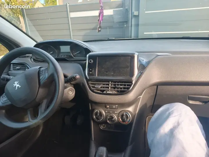 Peugeot 208 2017 photo 3