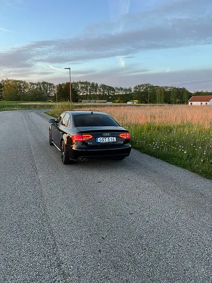 Audi A4 2010 photo 2
