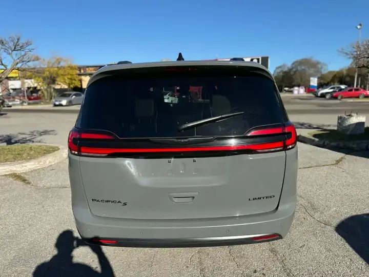Chrysler Pacifica 2025 photo 4