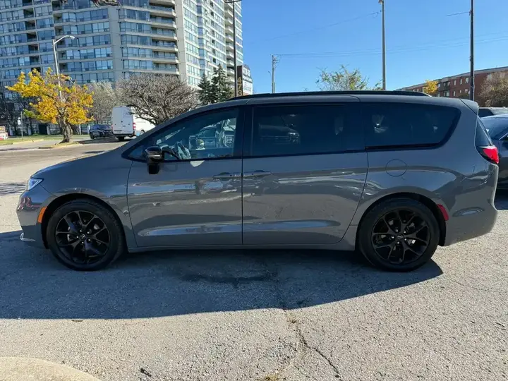 Chrysler Pacifica 2025 photo 2