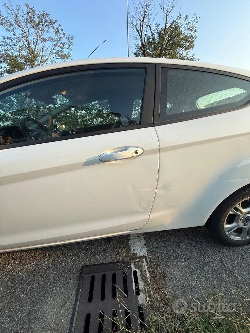 Ford Fiesta 2014 photo 2