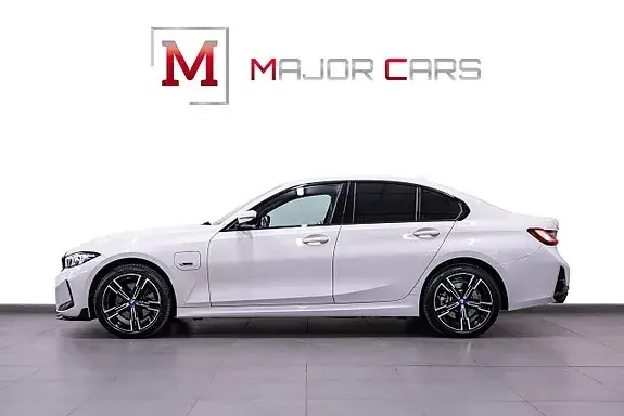 BMW 330E 2023 photo 3