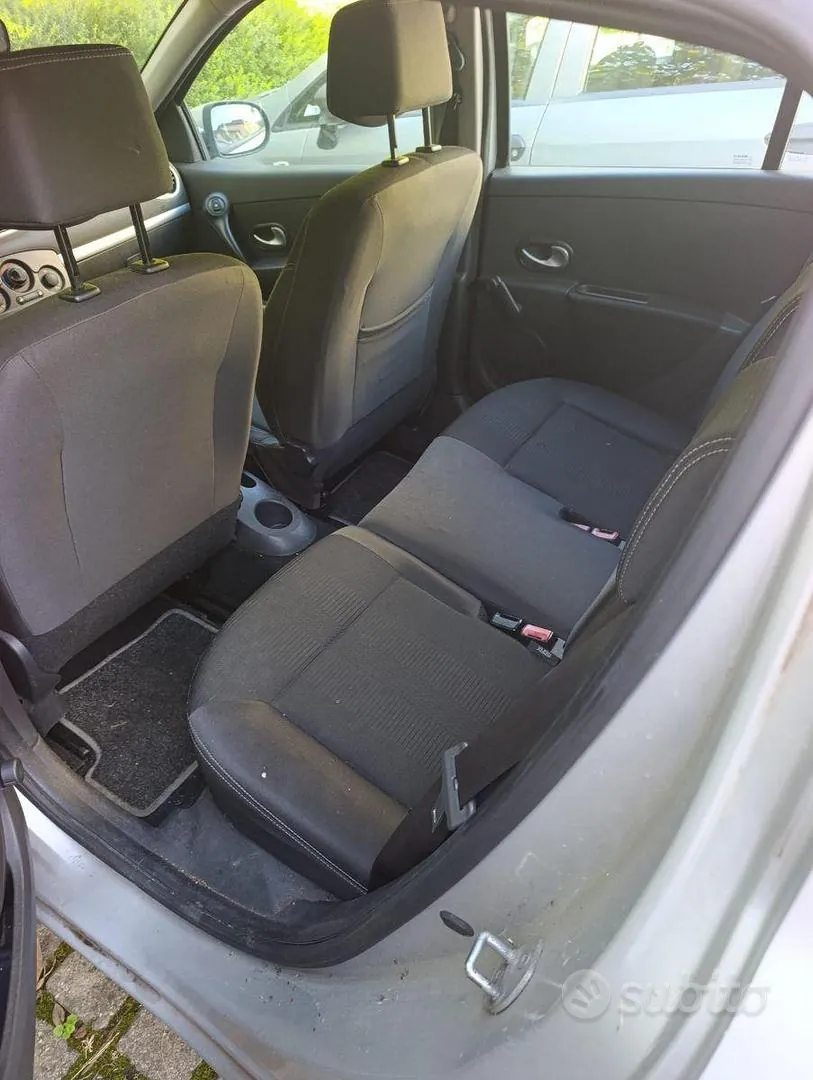 Renault Clio 2010 photo 4