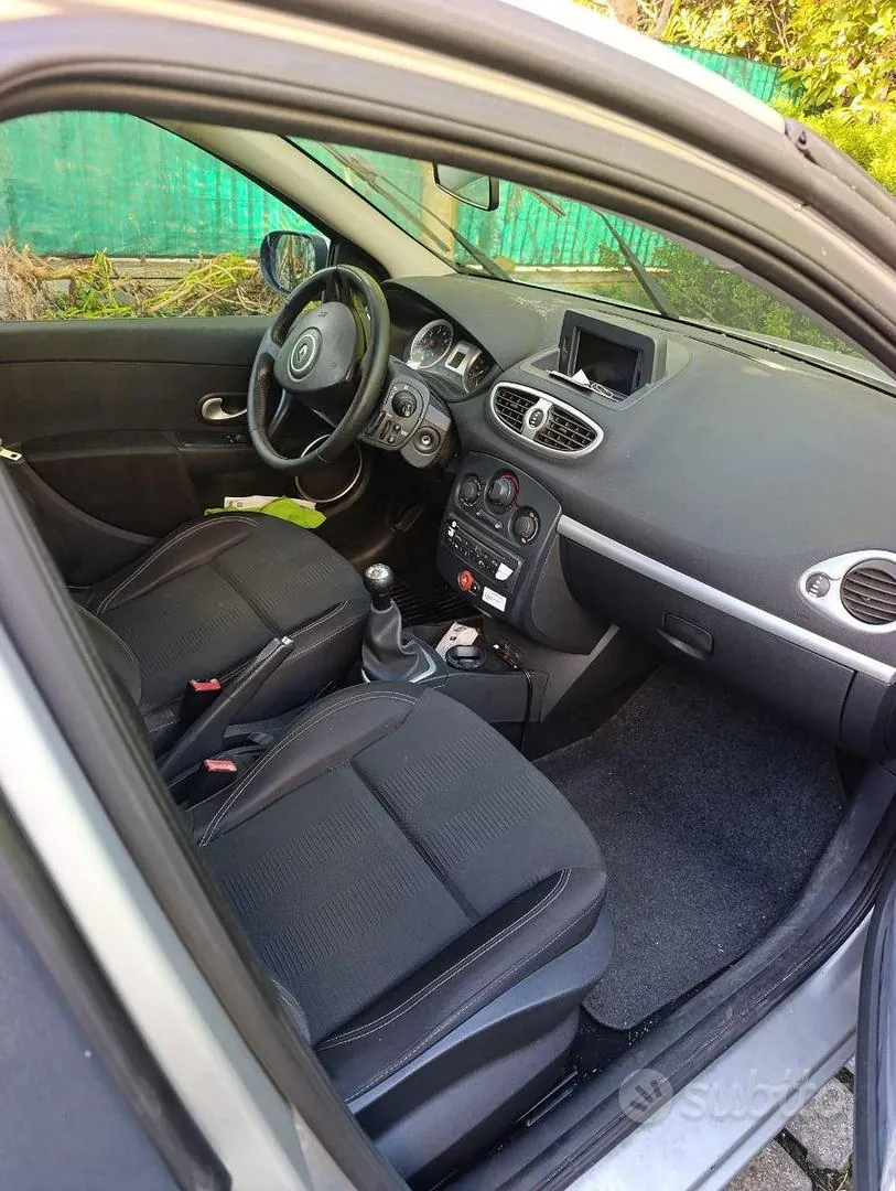 Renault Clio 2010 photo 2