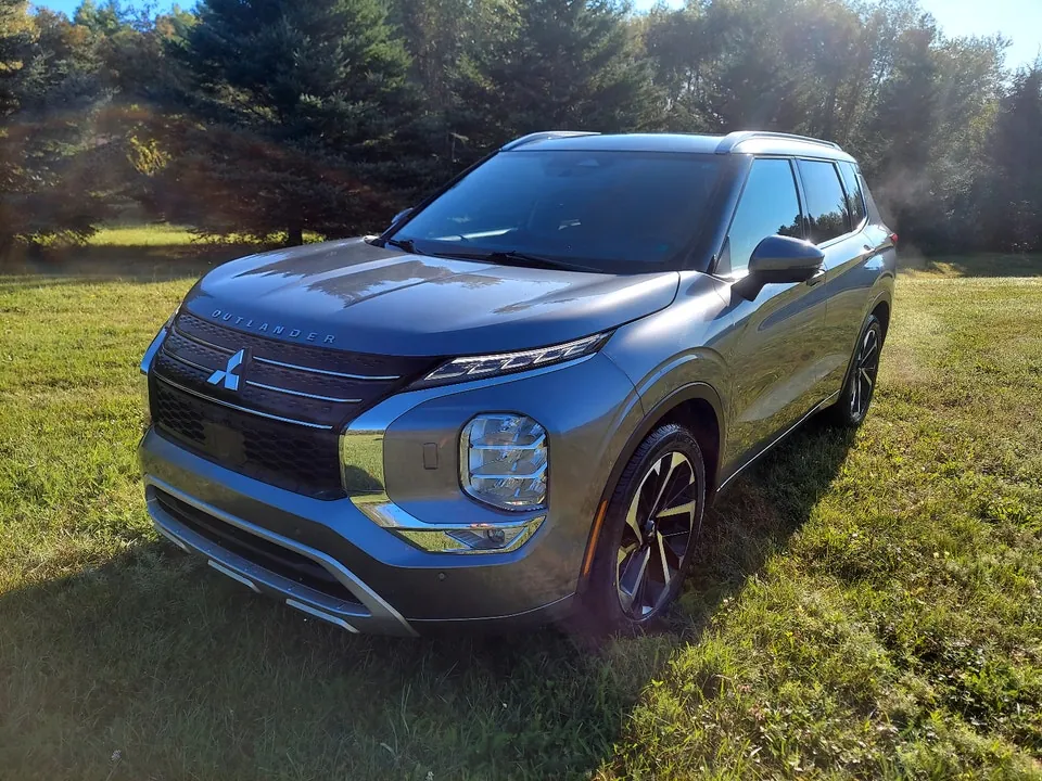 Mitsubishi Outlander 2022 photo 2
